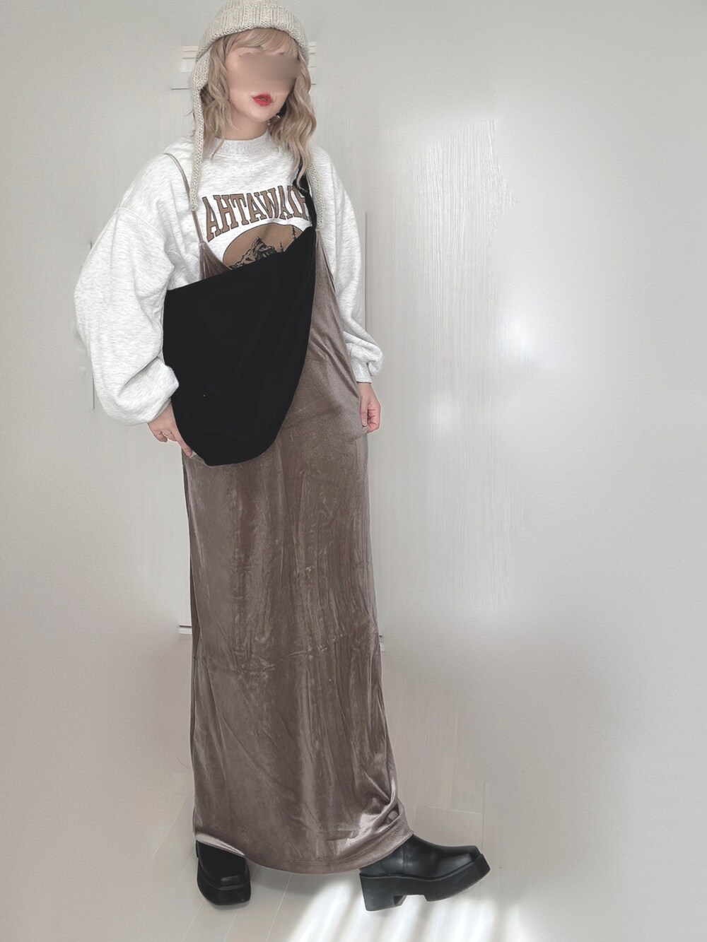 ブラウン系のワンピース、ホワイト系のTシャツ/カットソー、ブラック系のブーツを着用したレディースの秋コーディネートの5枚目の写真