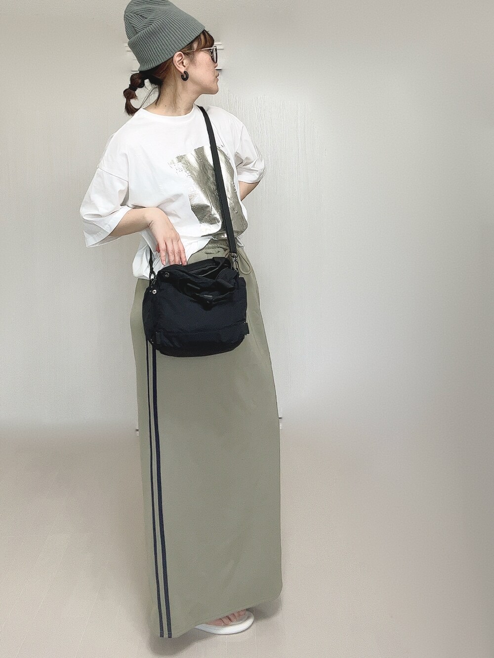 ホワイト系のTシャツ/カットソー、ブラック系のショルダーバッグ、ブルー系のスカートを着用したレディースの夏コーディネートの5枚目の写真