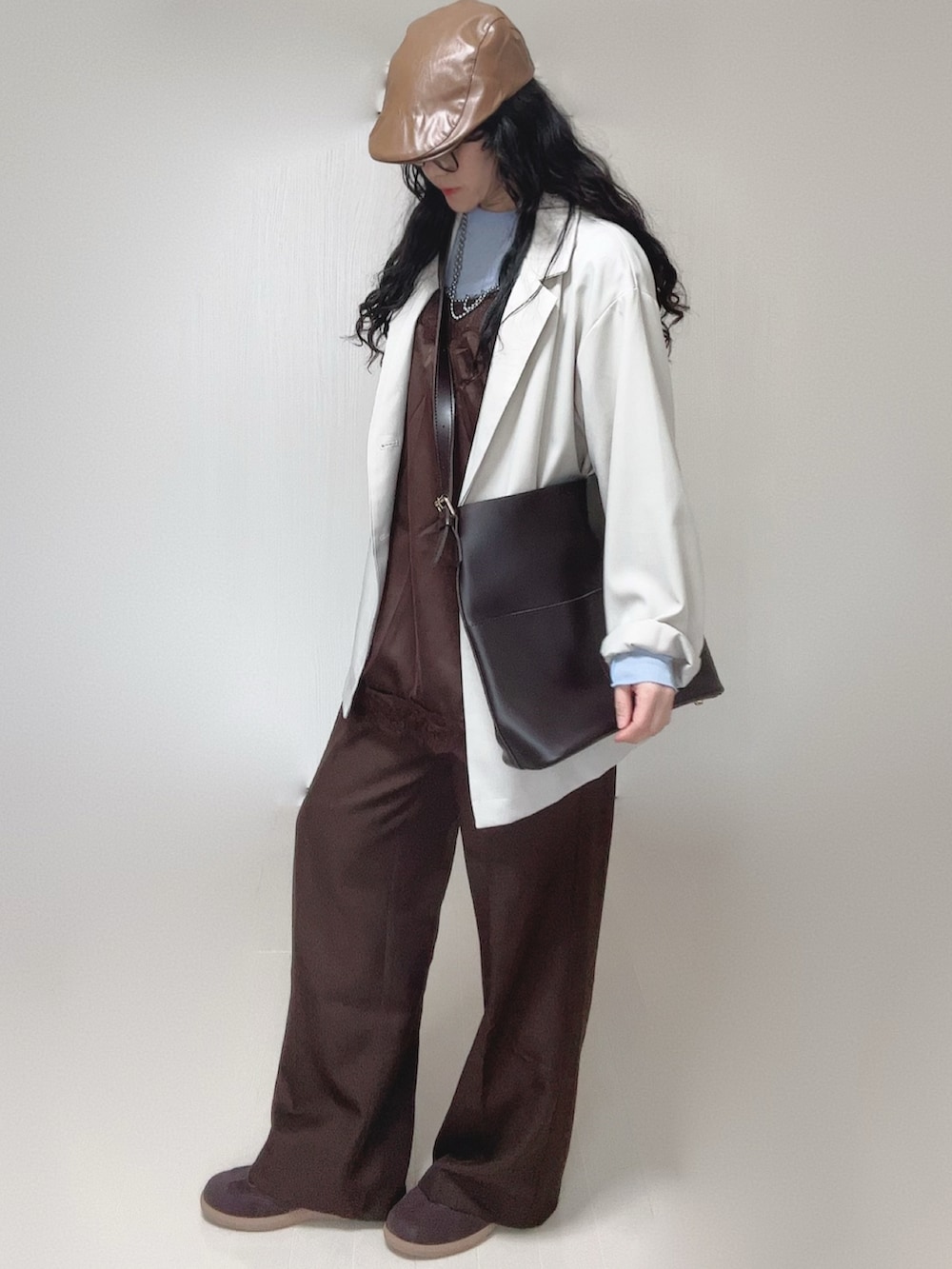 ホワイト系のテーラードジャケット、ブラウン系のその他パンツ、ブルー系のTシャツ/カットソーを着用したレディースの春コーディネートの3枚目の写真