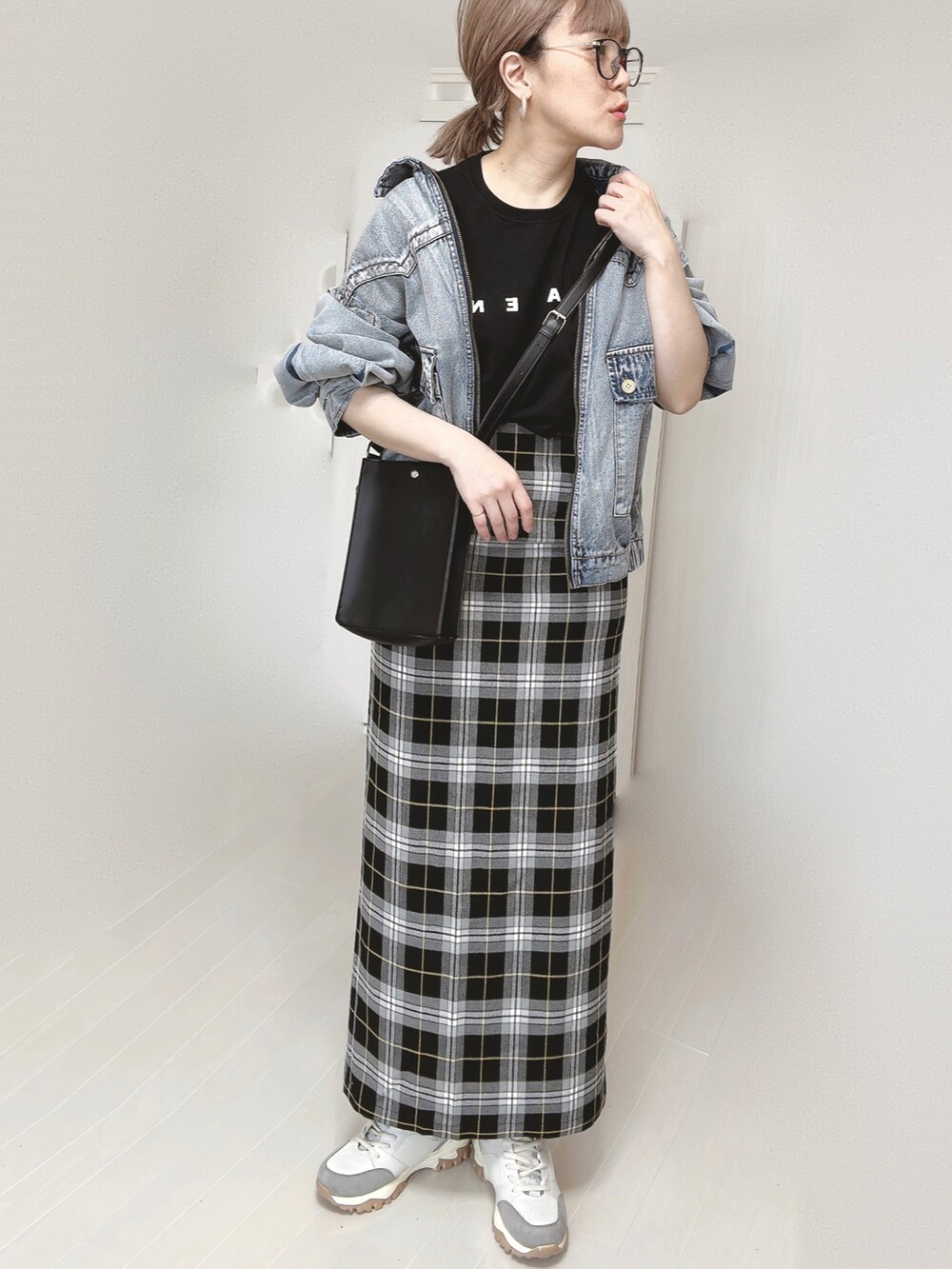 ブラック系のTシャツ/カットソー、ブルー系のブルゾン、ブラック系のショルダーバッグを着用したレディースの春コーディネートの2枚目の写真