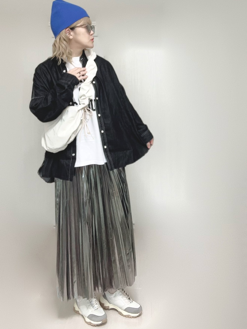 ブラック系のシャツ/ブラウス、ホワイト系のショルダーバッグ、ホワイト系のTシャツ/カットソーを着用したレディースの春コーディネートの4枚目の写真