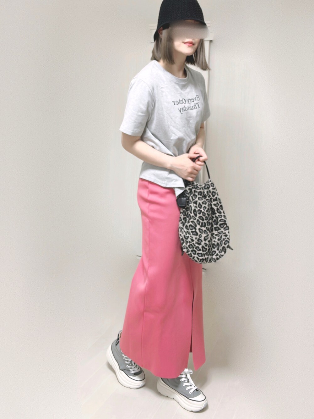 ピンク系のスカート、その他のエコバッグ/サブバッグ、グレー系のスニーカーを着用したレディースの夏コーディネートの3枚目の写真