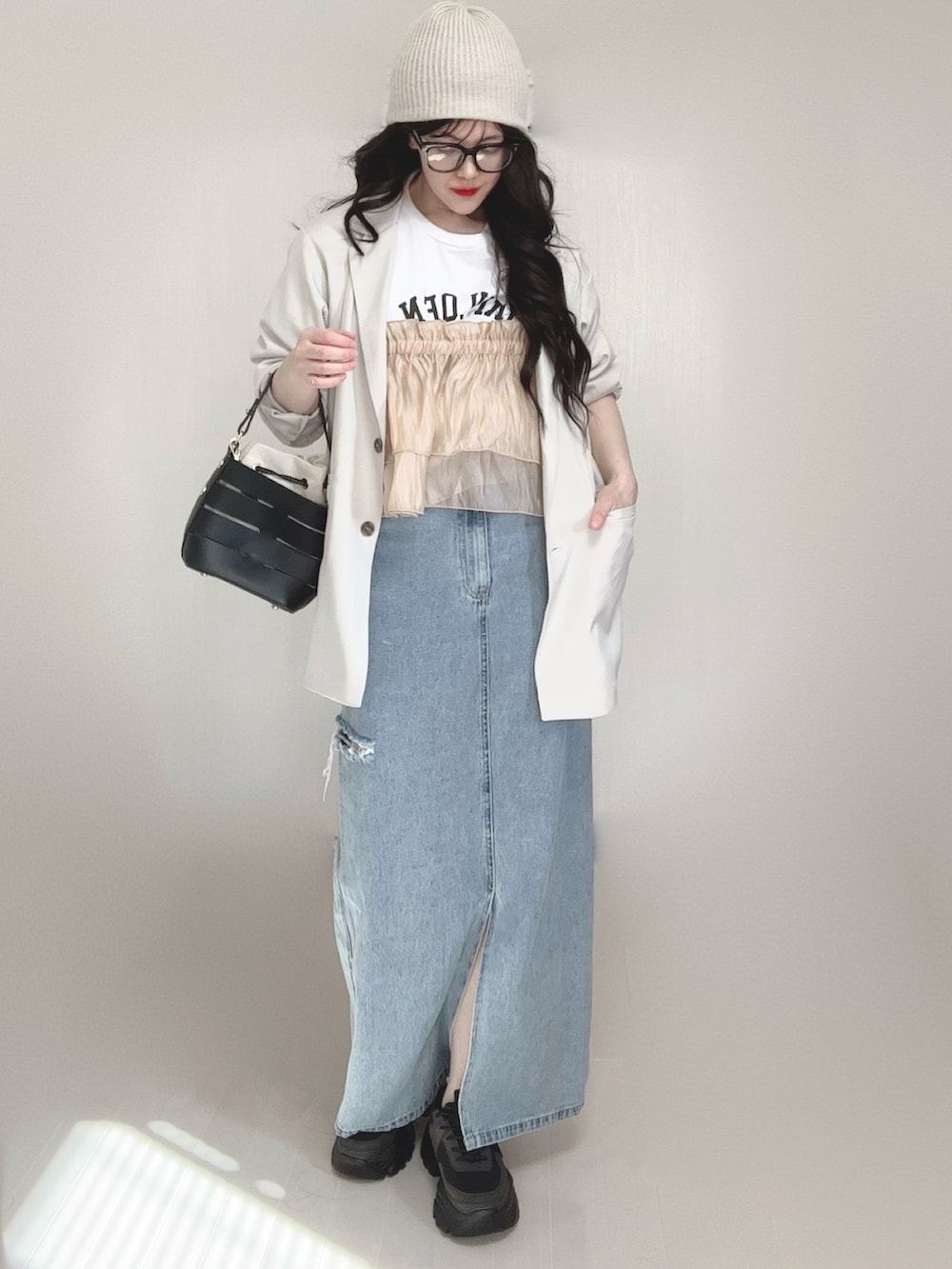 ホワイト系のテーラードジャケット、オレンジ系のキャミソール、ホワイト系のTシャツ/カットソーを着用したレディースの春コーディネートの3枚目の写真