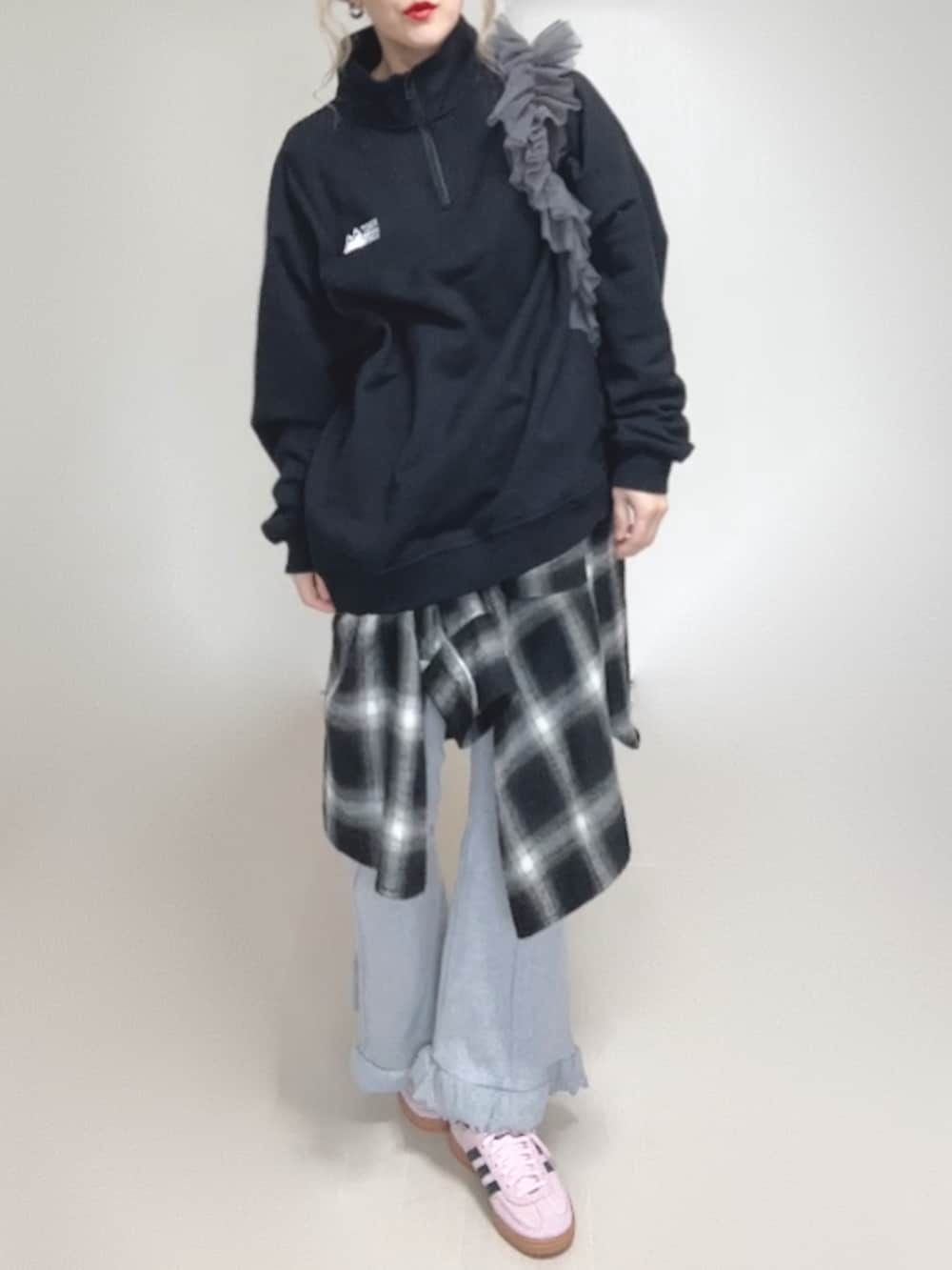 ブラック系のシャツ/ブラウス、グレー系のショルダーバッグ、ブラック系のスウェットを着用したレディースの秋コーディネートの3枚目の写真