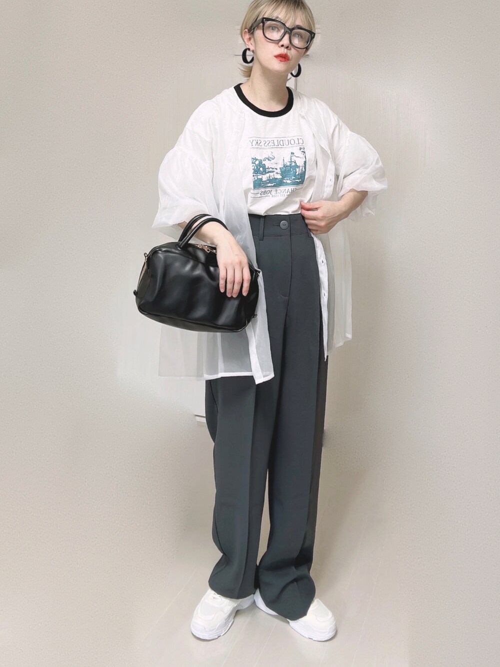 ホワイト系のTシャツ/カットソー、ホワイト系のシャツ/ブラウス、ブラック系のボストンバッグを着用したレディースの秋コーディネートの3枚目の写真