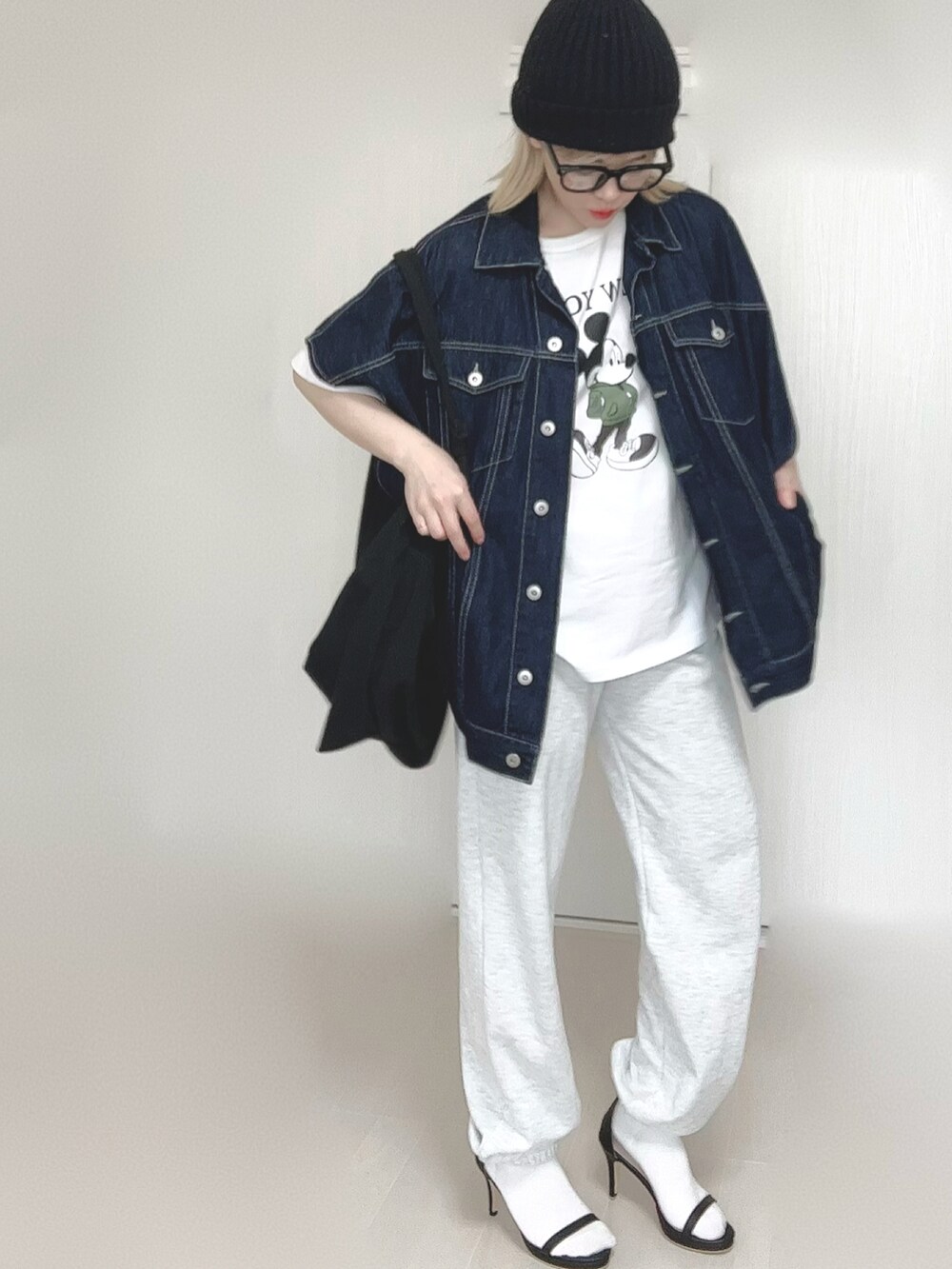 ブルー系のベスト、ホワイト系のTシャツ/カットソー、ブラック系のサンダルを着用したレディースの春コーディネートの2枚目の写真