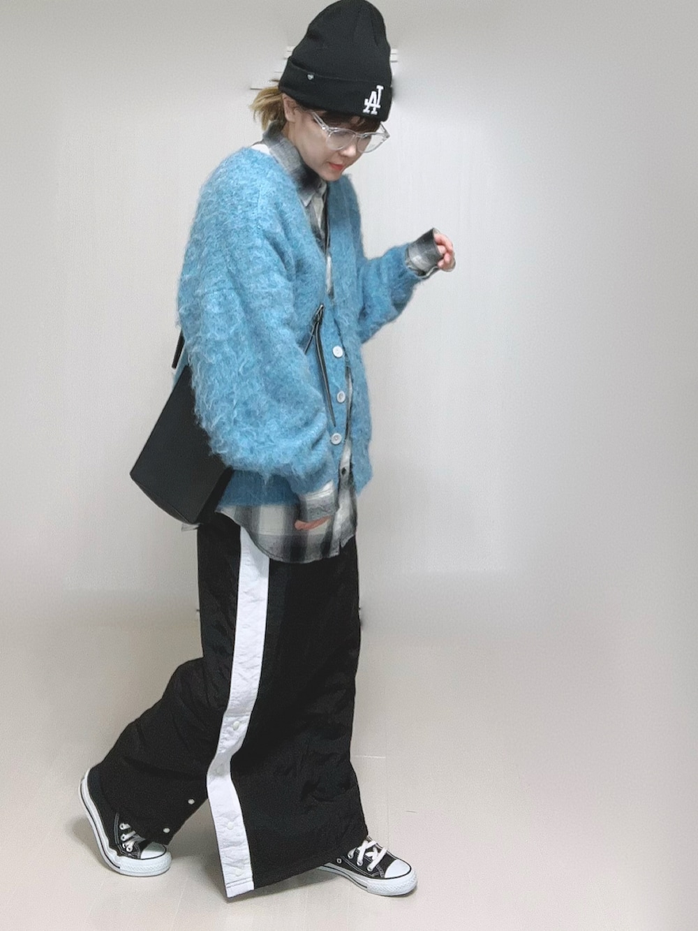 ホワイト系のシャツ/ブラウス、ブラック系のショルダーバッグ、ブラック系のスカートを着用したレディースの冬コーディネートの4枚目の写真