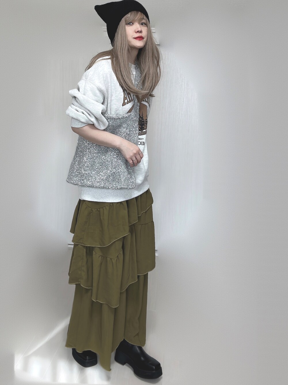 ブラック系のブーツ、ホワイト系のTシャツ/カットソーを着用したレディースの秋コーディネートの3枚目の写真