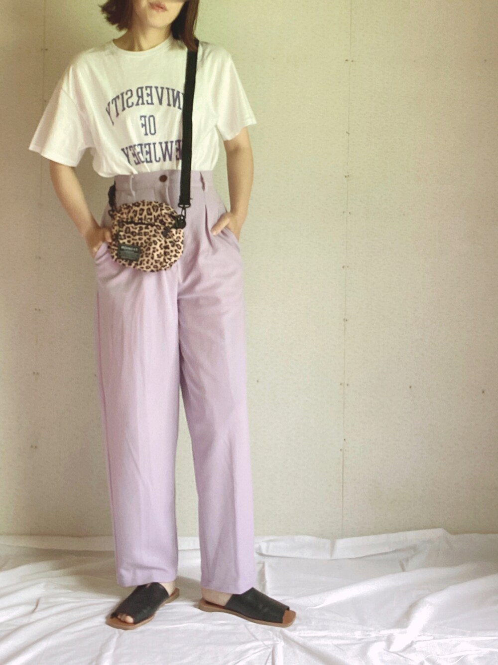 ホワイト系のTシャツ/カットソー、パープル系のその他パンツ、ブラック系のサンダルを着用したレディースの夏コーディネートの4枚目の写真