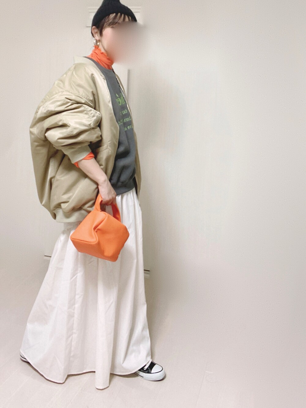 ベージュ系のMA-1、グレー系のスウェット、ホワイト系のスカートを着用したレディースの秋コーディネートの5枚目の写真