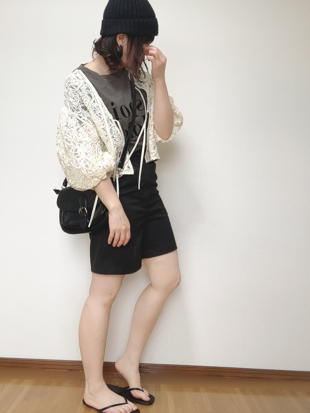 ホワイト系のシャツ/ブラウス、ブラック系のその他パンツ、ブラック系のショルダーバッグを着用したレディースの夏コーディネートの4枚目の写真