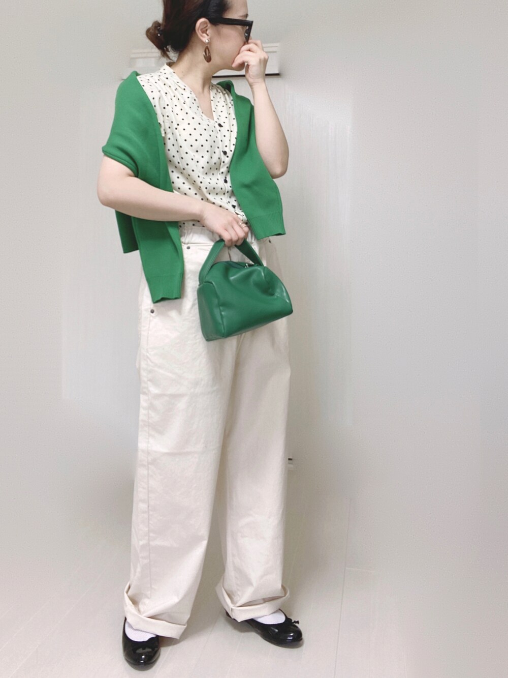 ホワイト系のその他パンツ、グリーン系のカーディガン/ボレロ、ホワイト系のシャツ/ブラウスを着用したレディースの春コーディネートの3枚目の写真
