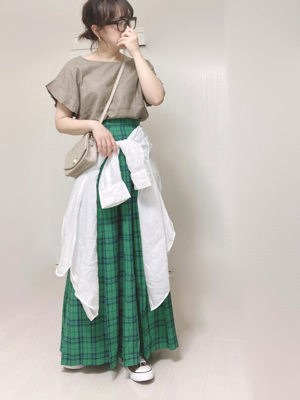 ブラウン系のシャツ/ブラウス、グリーン系のスカート、ホワイト系のシャツ/ブラウスを着用したレディースの夏コーディネートの2枚目の写真