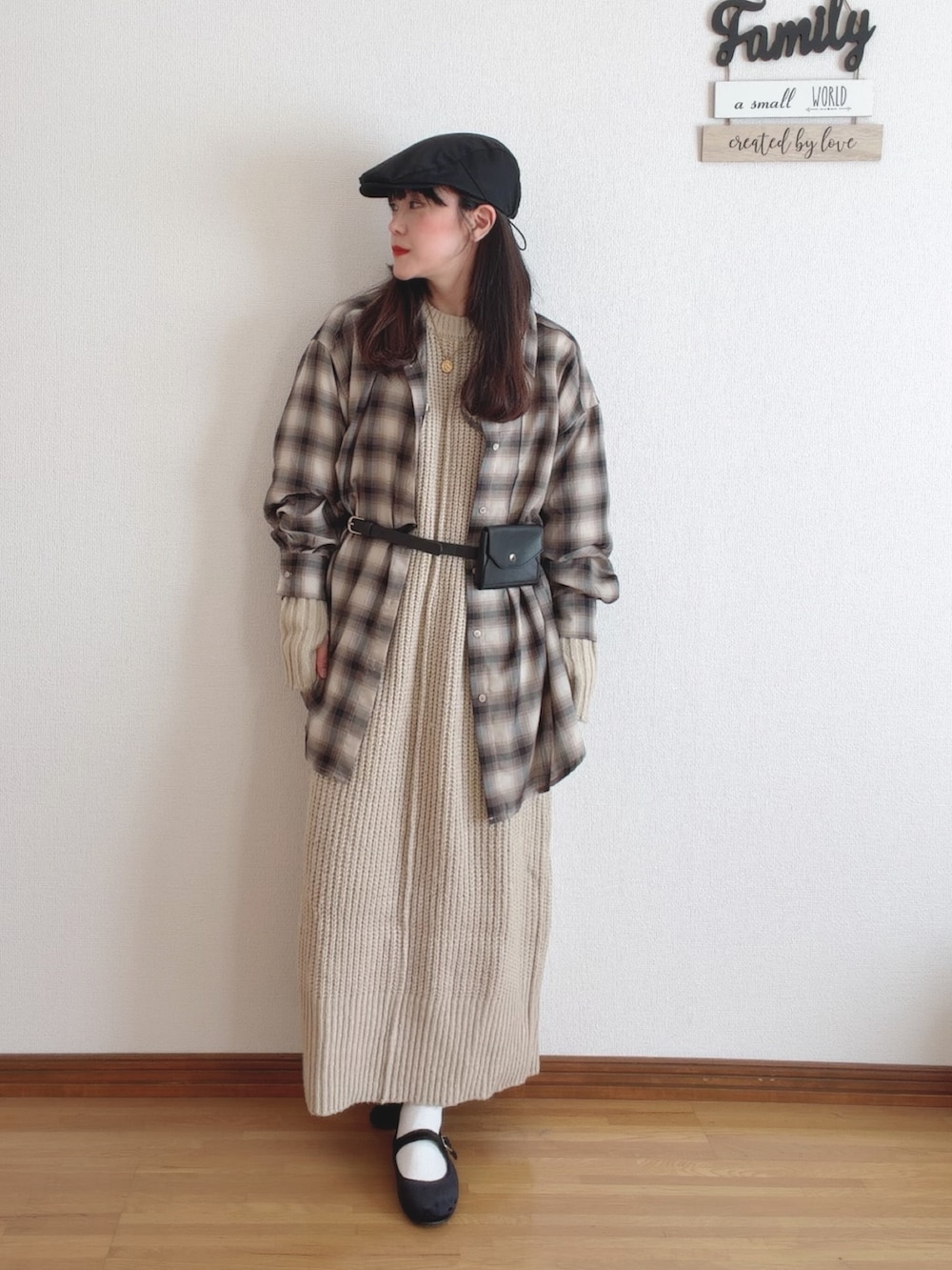 ベージュ系のシャツ/ブラウス、ホワイト系のワンピース、ブラック系のバレエシューズを着用したレディースの秋コーディネートの5枚目の写真