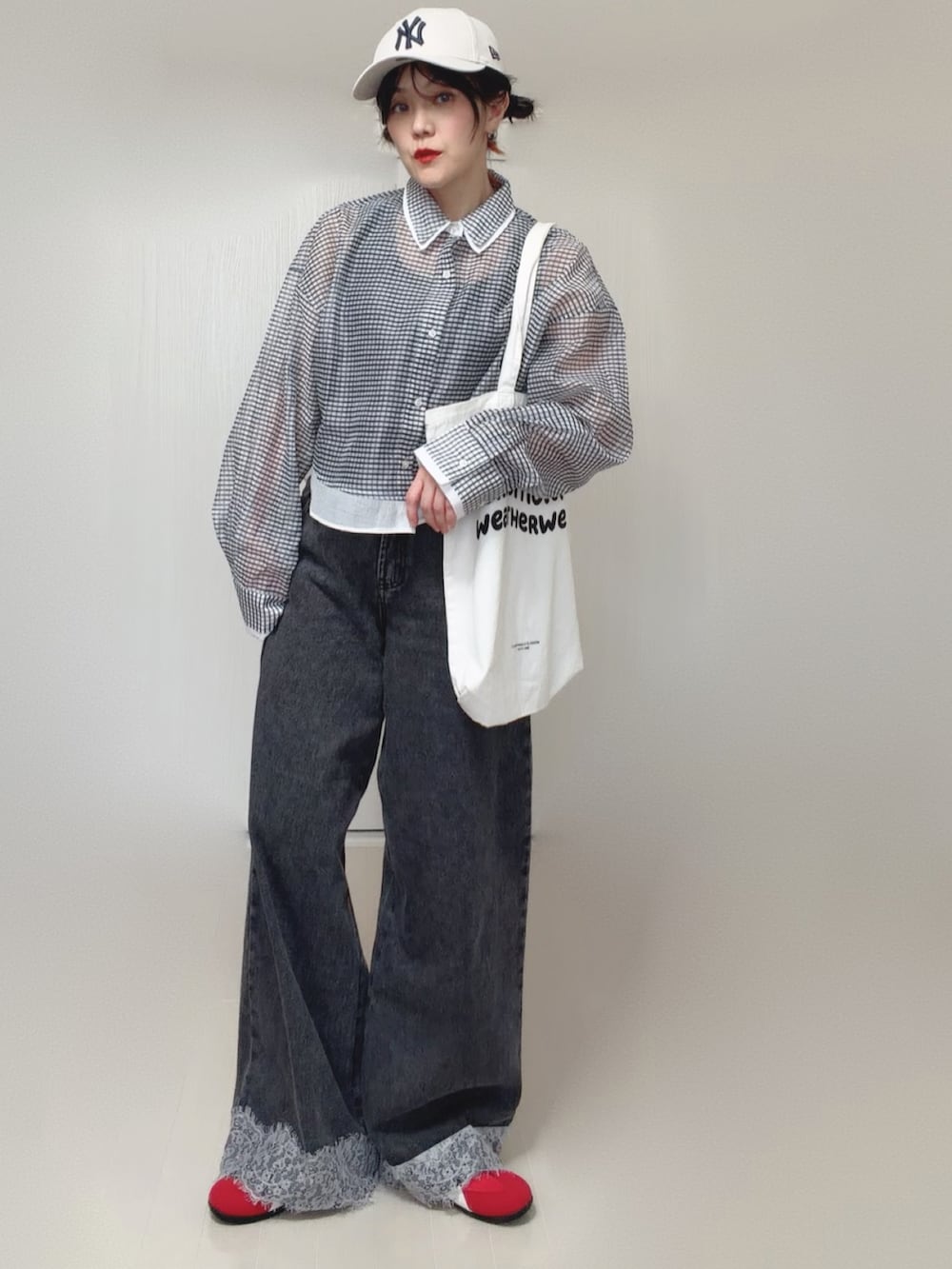 ホワイト系のシャツ/ブラウス、ブラック系のデニムパンツ、ホワイト系のトートバッグを着用したレディースの夏コーディネートの5枚目の写真