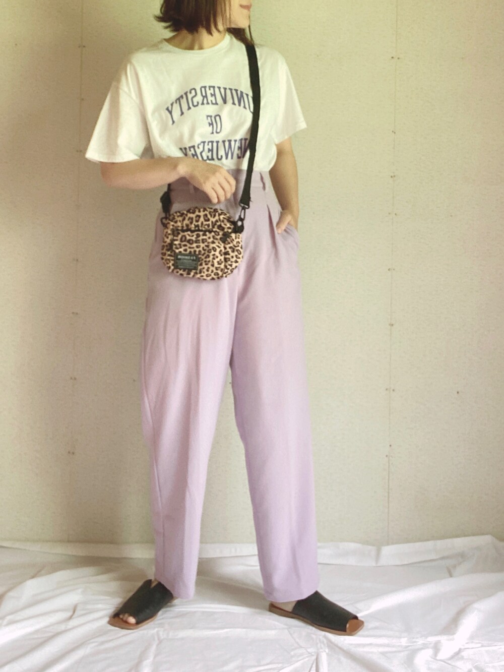 ホワイト系のTシャツ/カットソー、パープル系のその他パンツ、ブラック系のサンダルを着用したレディースの夏コーディネートの5枚目の写真