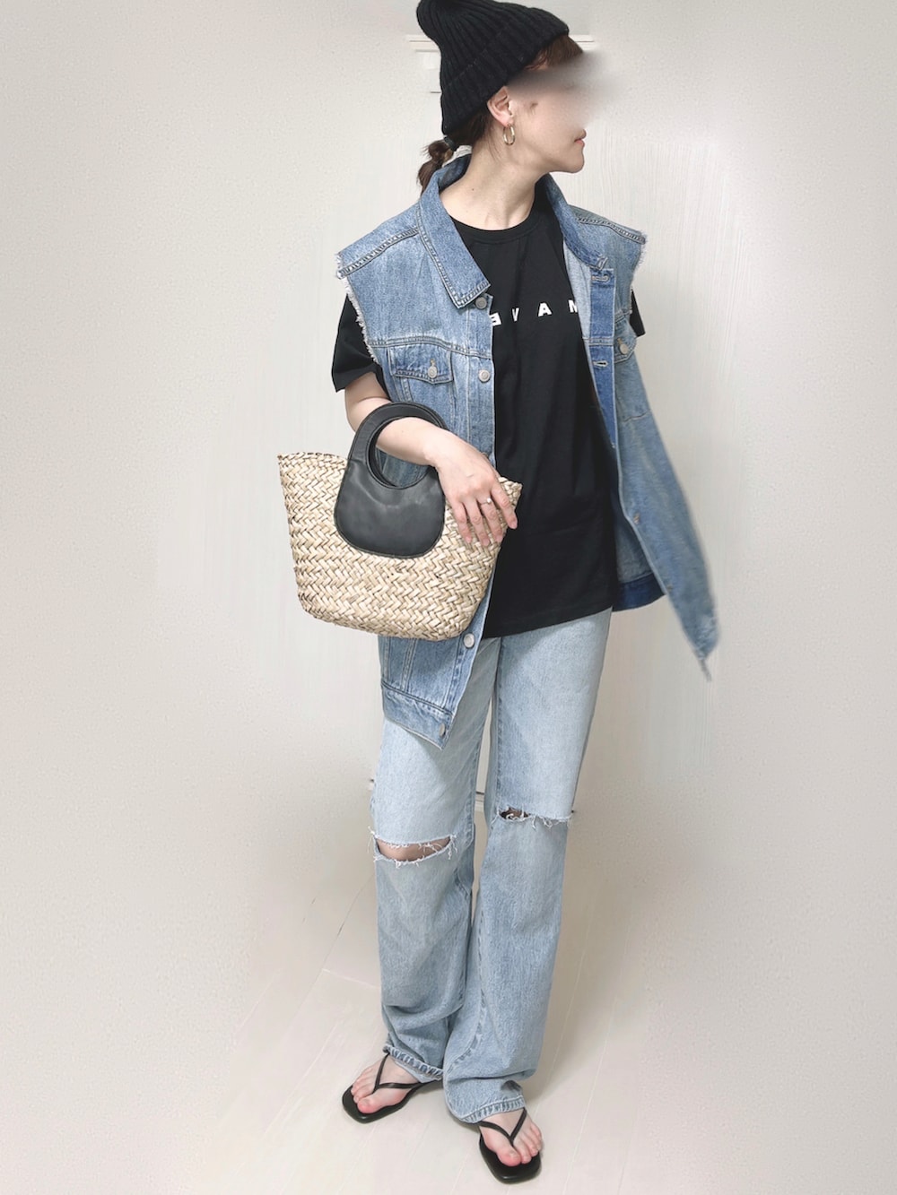 ブルー系のベスト、ブラック系のTシャツ/カットソー、ブルー系のトートバッグを着用したレディースの夏コーディネートの5枚目の写真