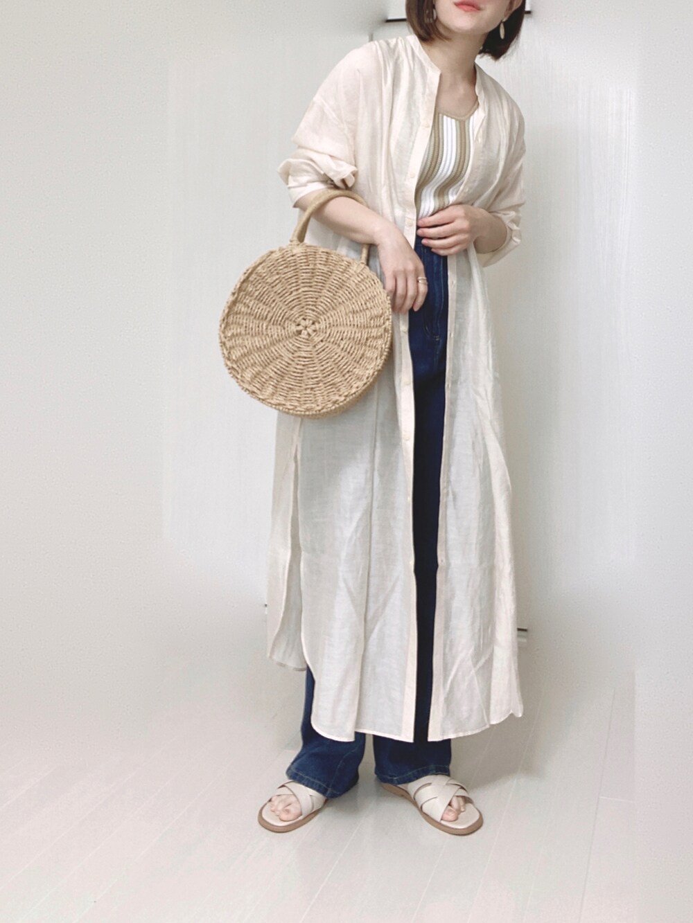 ホワイト系のサンダル、ホワイト系のワンピース、ベージュ系のタンクトップを着用したレディースの夏コーディネートの2枚目の写真