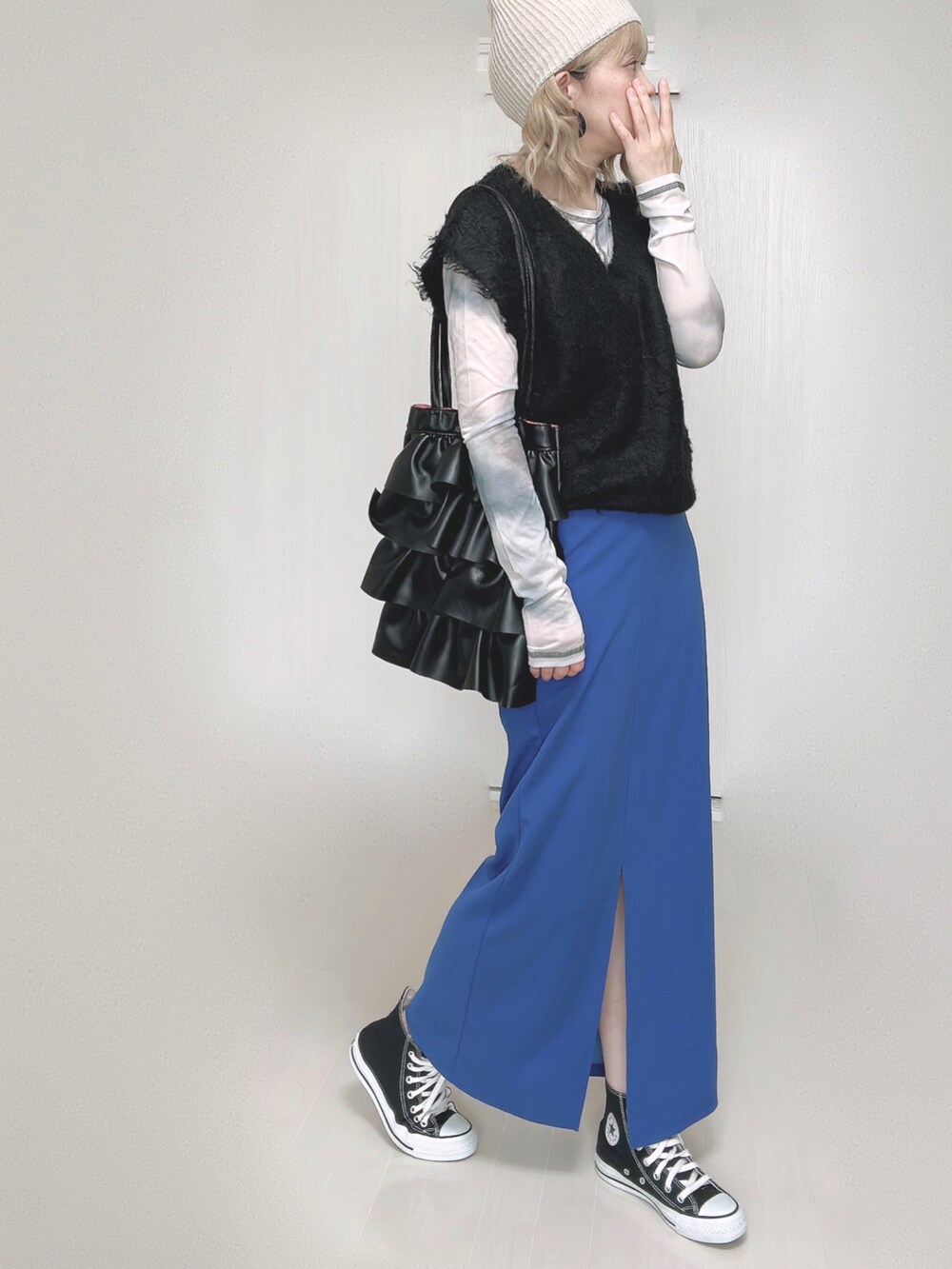 ブラック系のショルダーバッグ、ブラック系のベスト、その他のその他トップスを着用したレディースの秋コーディネートの5枚目の写真