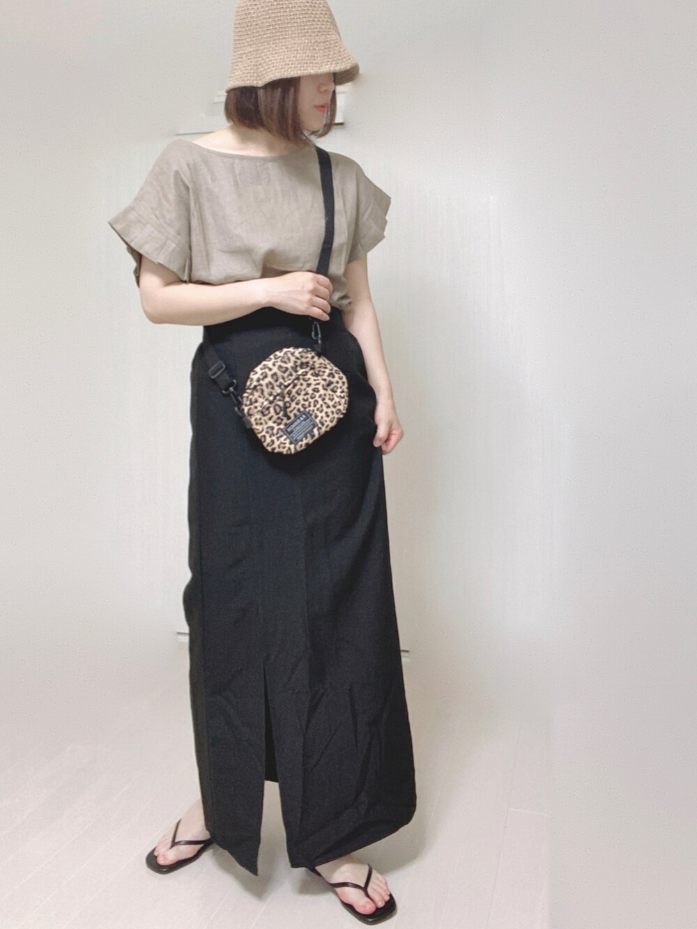 ブラウン系のシャツ/ブラウス、ブラック系のスカート、ブラック系のサンダルを着用したレディースの夏コーディネートの3枚目の写真