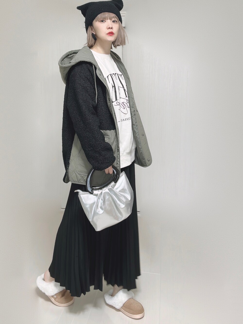 ブラック系のブルゾン、ブラック系のスカート、その他のエコバッグ/サブバッグを着用したレディースの秋コーディネートの3枚目の写真