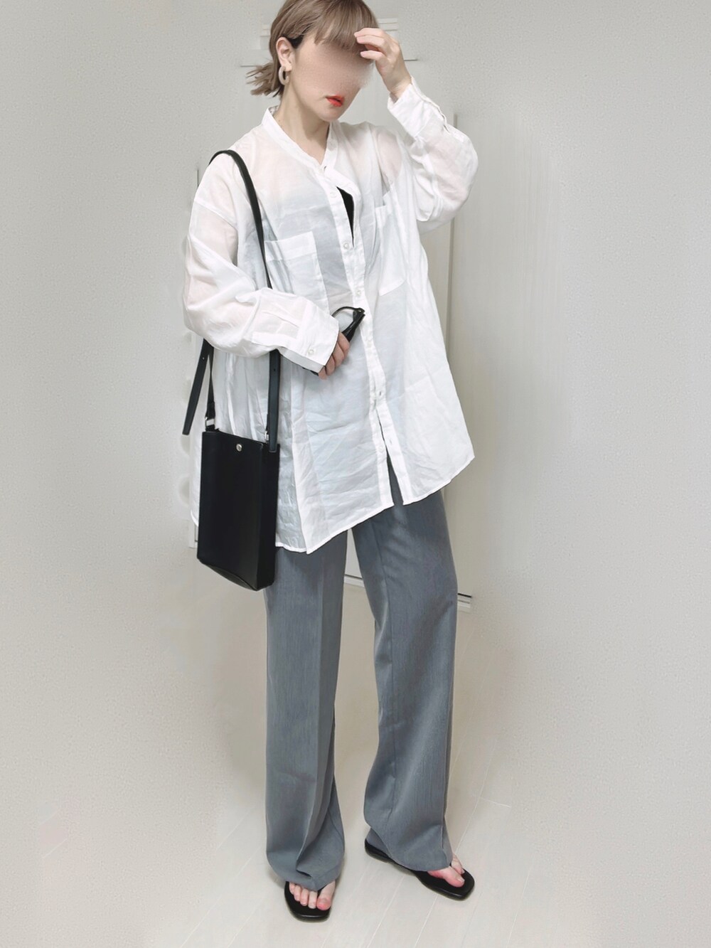 ホワイト系のシャツ/ブラウス、ブラック系のショルダーバッグ、ブラック系のサンダルを着用したレディースの春コーディネートの3枚目の写真