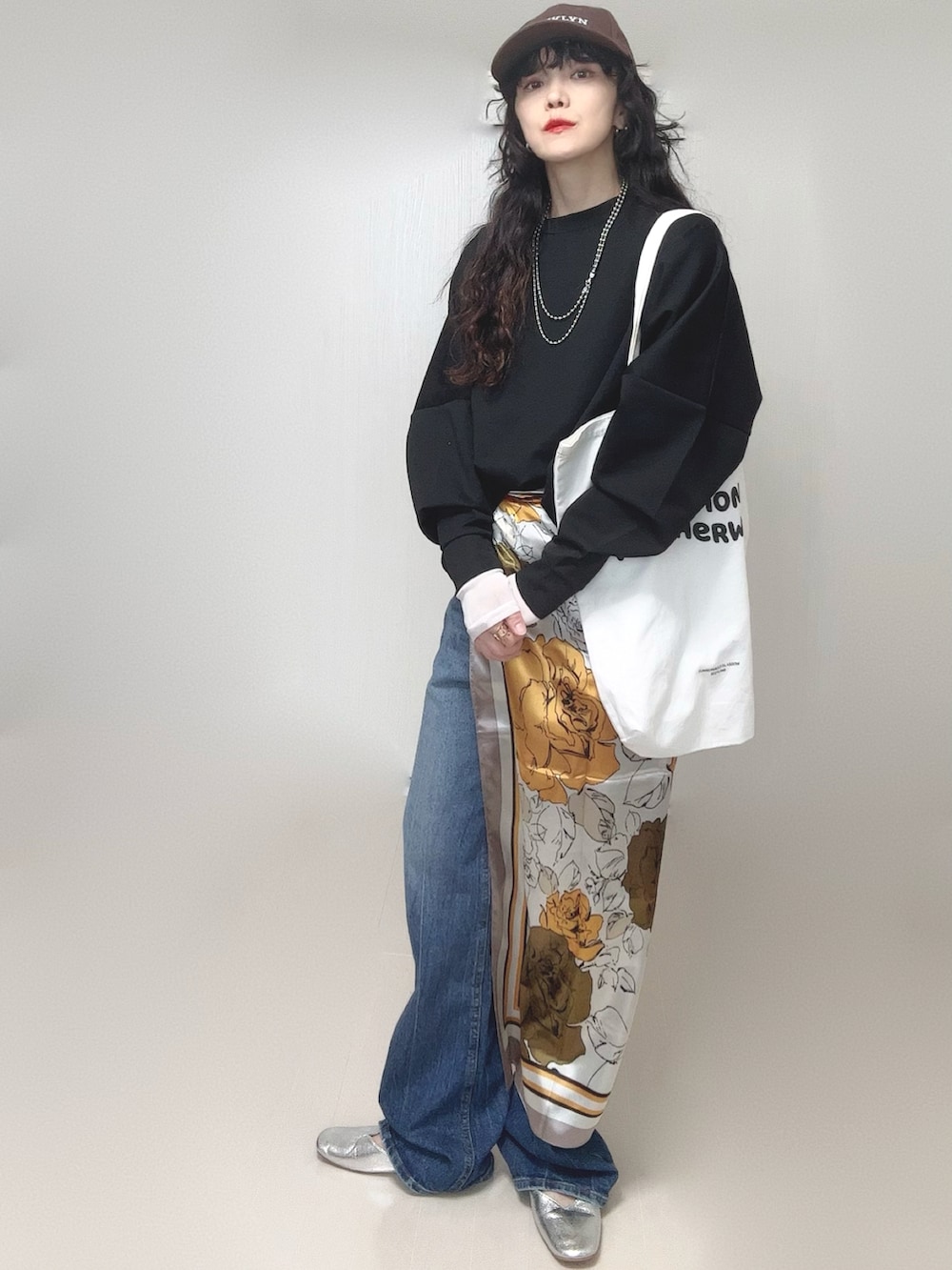 ブラック系のスウェット、ホワイト系のトートバッグ、シルバー系のパンプスを着用したレディースの春コーディネートの2枚目の写真