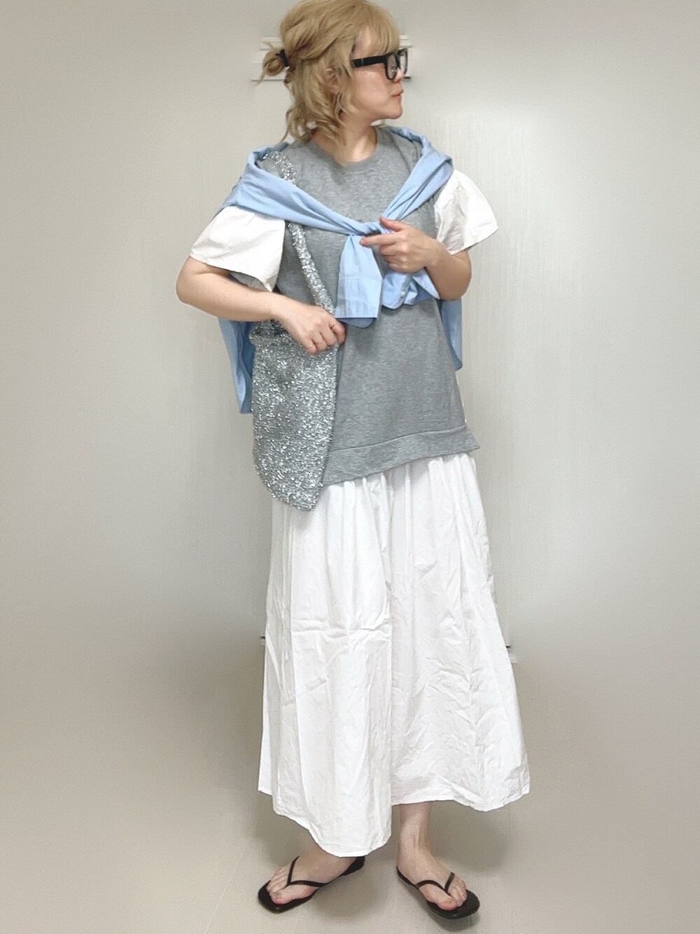 グレー系のワンピース、ブルー系のシャツ/ブラウス、ブラック系のサンダルを着用したレディースの夏コーディネートの4枚目の写真