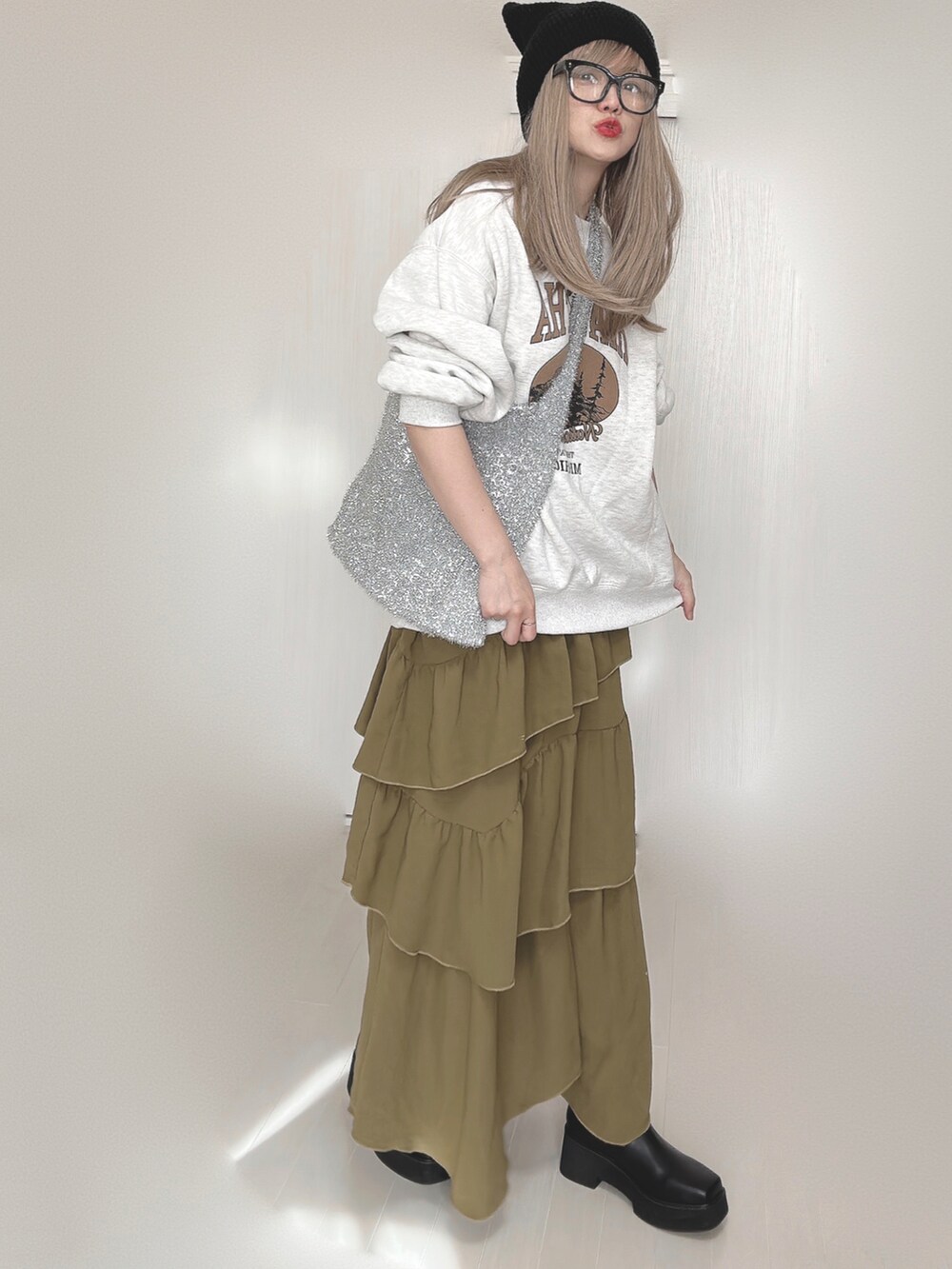 ブラック系のブーツ、ホワイト系のTシャツ/カットソーを着用したレディースの秋コーディネートの4枚目の写真