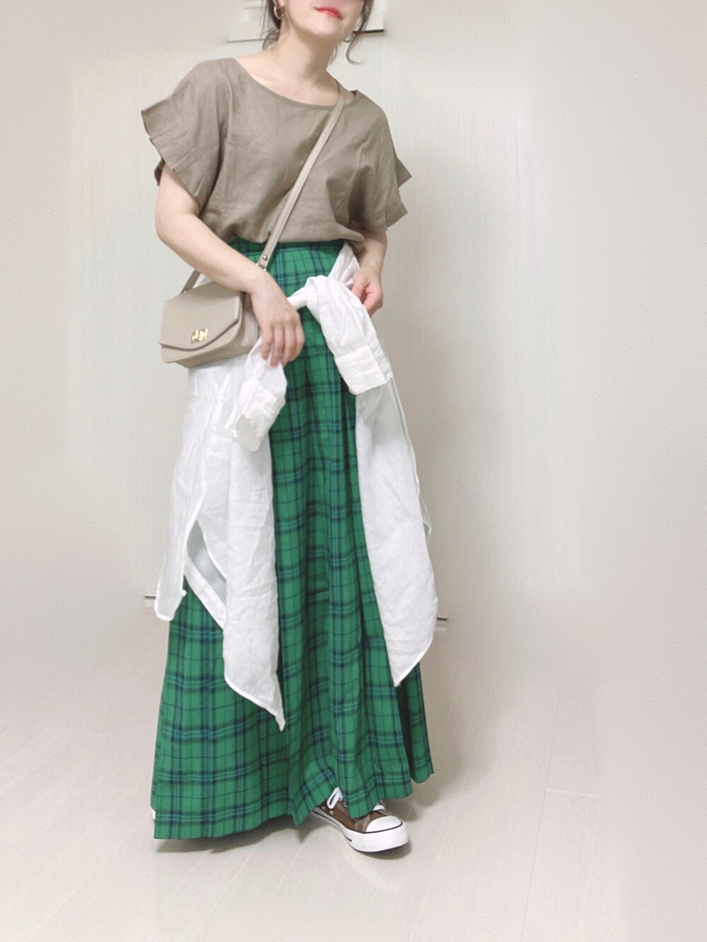 ブラウン系のシャツ/ブラウス、グリーン系のスカート、ホワイト系のシャツ/ブラウスを着用したレディースの夏コーディネートの3枚目の写真