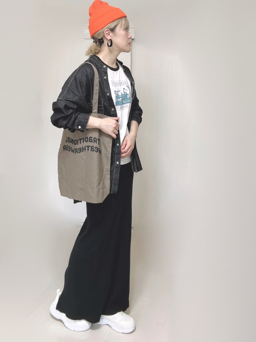 「HUNCH、ハンチ、デニムシャツ、Chillfar、リンガーTシャツ、トートバッグ、ダッドスニーカー、Traditional Weatherwear、Fabby fabby、ニット帽、大人カジュアル、低身長、秋コーデ」｜「hunchの【WEB限定/別注】デニムオーバーサイズシャツ（シャツ/ブラウス、ブラック系）」を使った、Ⓜ︎さん（レディース・152cm）の秋コーディネートの3枚目の写真