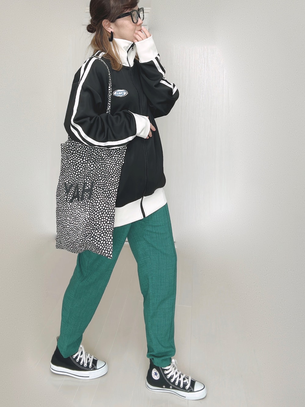 ブラック系のブルゾン、グリーン系のその他パンツ、ブラック系のスニーカーを着用したレディースの秋コーディネートの5枚目の写真