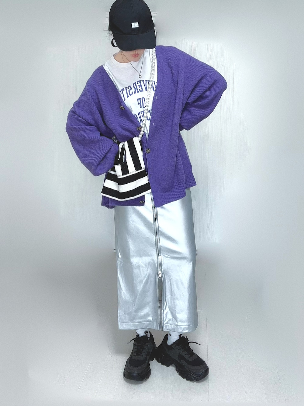 パープル系のカーディガン/ボレロ、ホワイト系のTシャツ/カットソー、ホワイト系のショルダーバッグを着用したレディースの春コーディネートの3枚目の写真