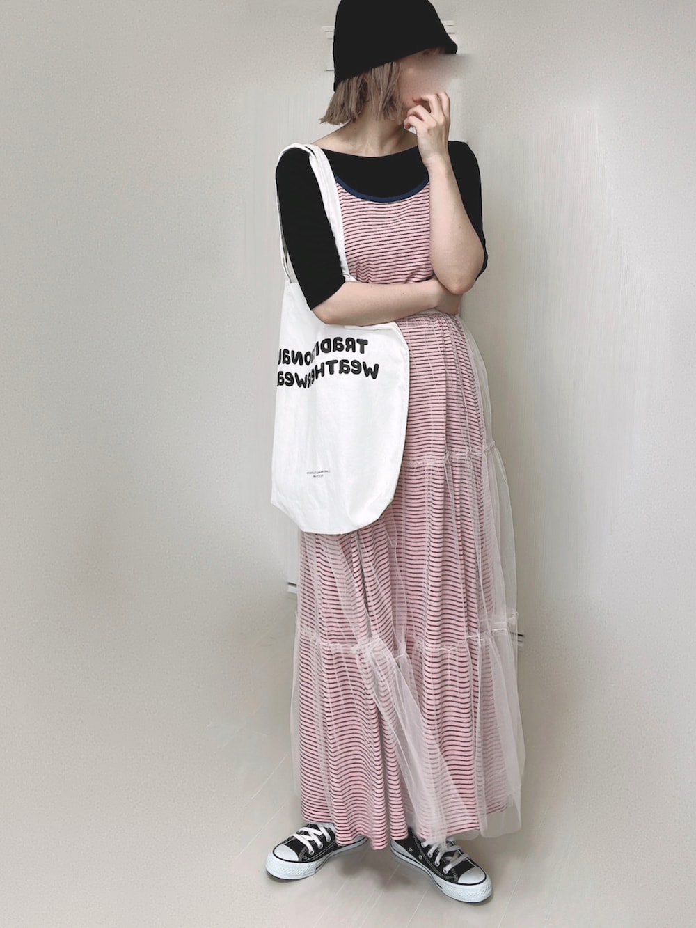 ピンク系のワンピース、ブラック系のTシャツ/カットソー、ホワイト系のトートバッグを着用したレディースの夏コーディネートの2枚目の写真