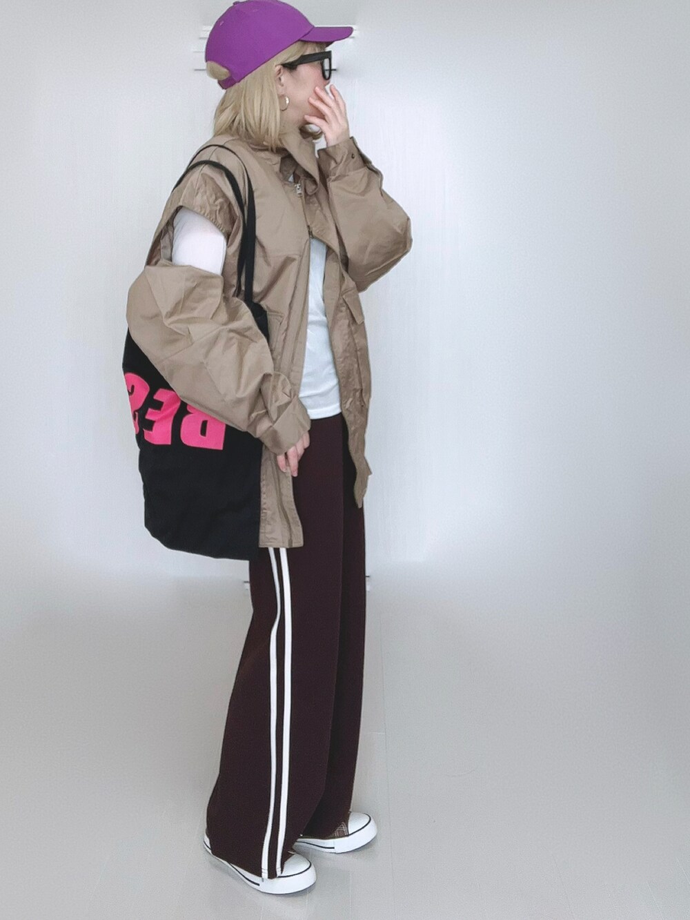 ベージュ系のジャケット/アウター、ホワイト系のTシャツ/カットソー、ブラック系のトートバッグを着用したレディースの冬コーディネートの5枚目の写真