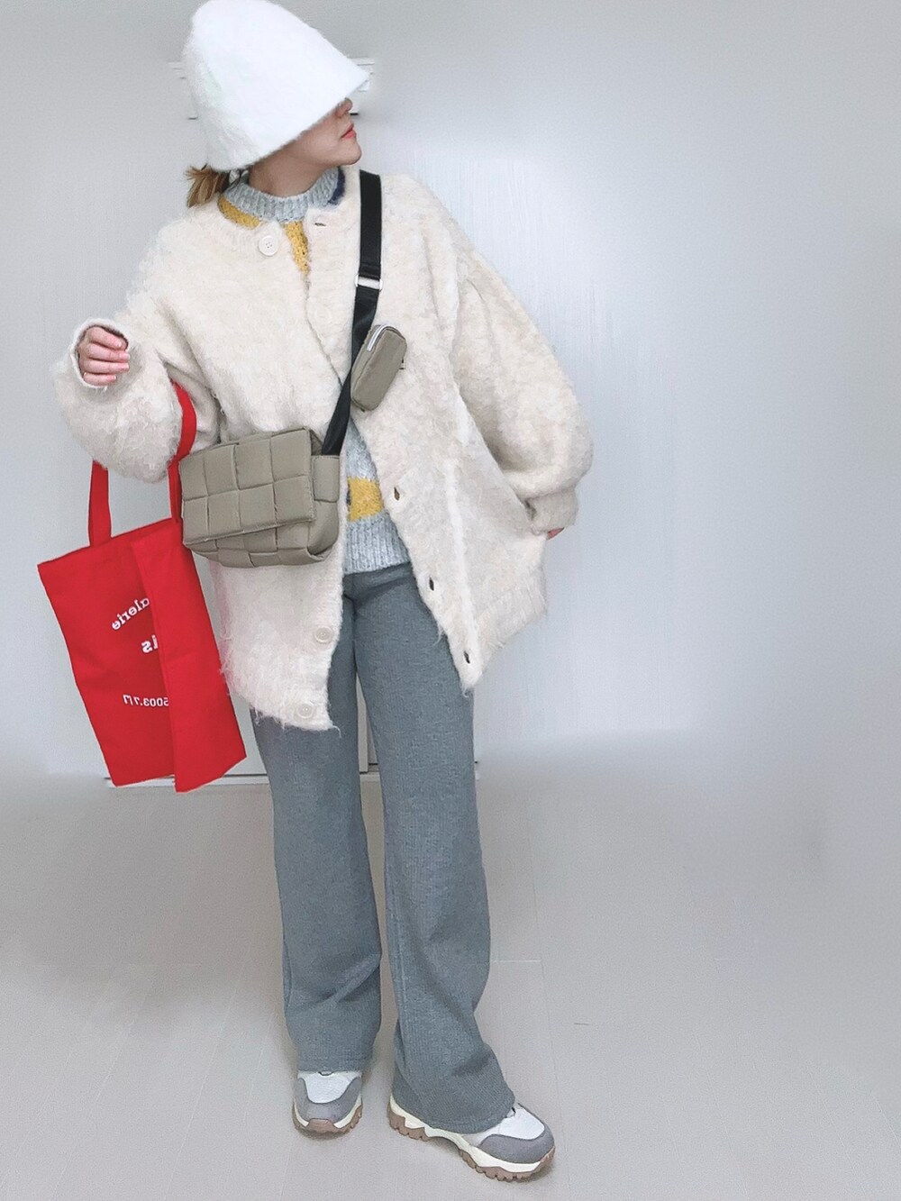 ベージュ系のカーディガン/ボレロ、グレー系のその他パンツ、ベージュ系のスニーカーを着用したレディースの冬コーディネートの2枚目の写真