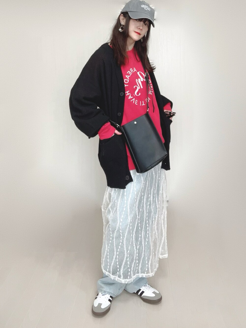 ブラック系のカーディガン/ボレロ、レッド系のスウェット、ブラック系のショルダーバッグを着用したレディースの春コーディネートの3枚目の写真