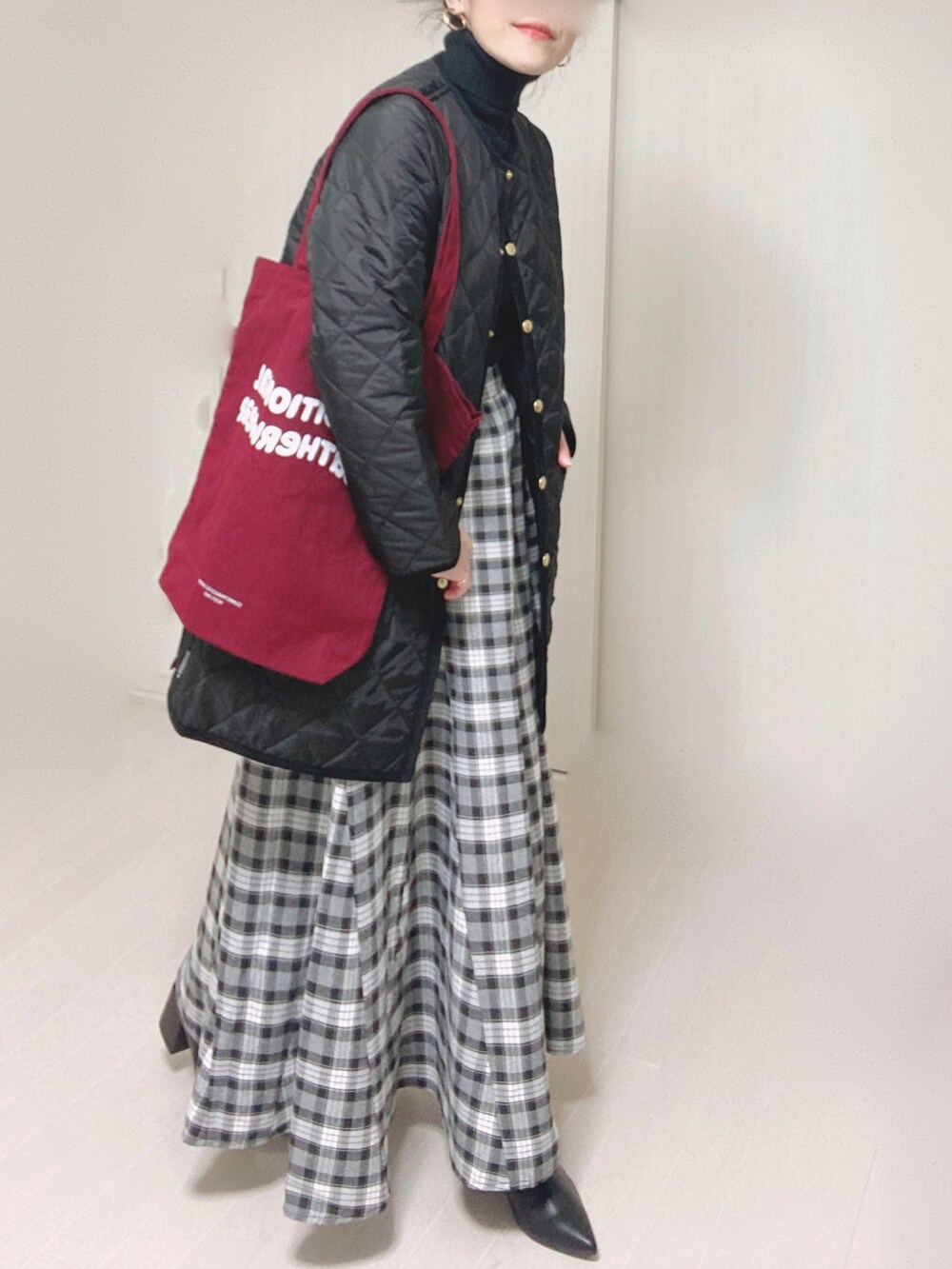 ブラック系のその他アウター、レッド系のトートバッグ、ブラック系のスカートを着用したレディースの秋コーディネートの4枚目の写真