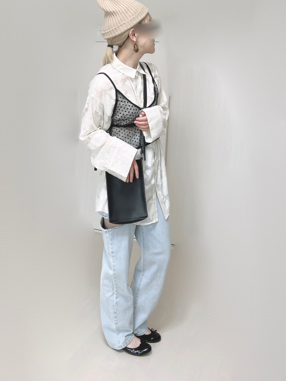 ブルー系のデニムパンツ、ホワイト系のシャツ/ブラウス、ブラック系のショルダーバッグを着用したレディースの夏コーディネートの3枚目の写真