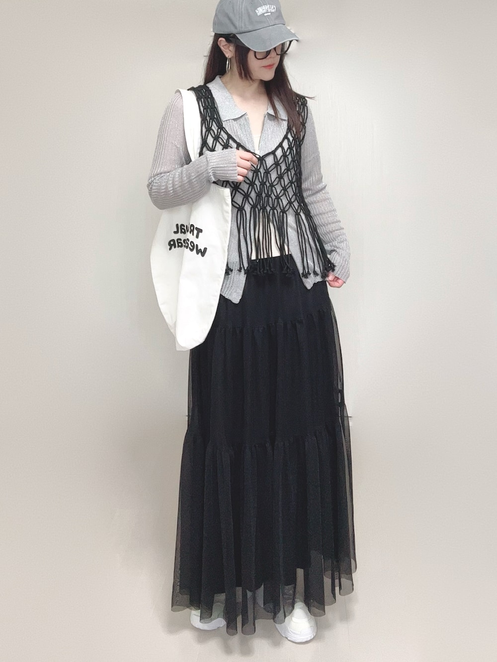 グレー系のカーディガン/ボレロ、ブラック系のスカート、ブラック系のベストを着用したレディースの春コーディネートの5枚目の写真