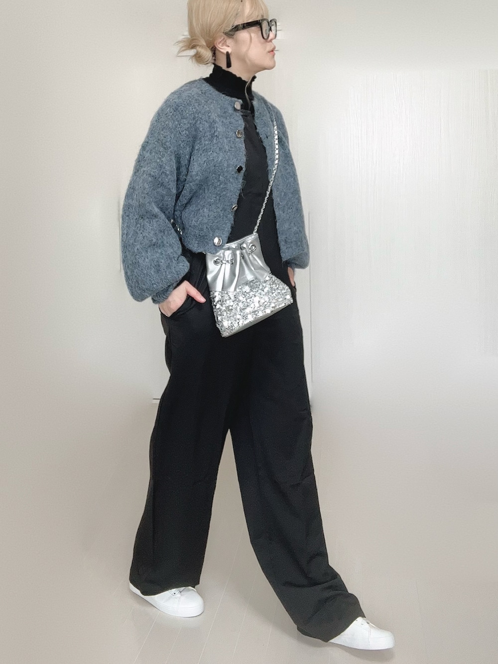 ブルー系のカーディガン/ボレロ、ブラック系のTシャツ/カットソー、シルバー系のショルダーバッグを着用したレディースの秋コーディネートの4枚目の写真