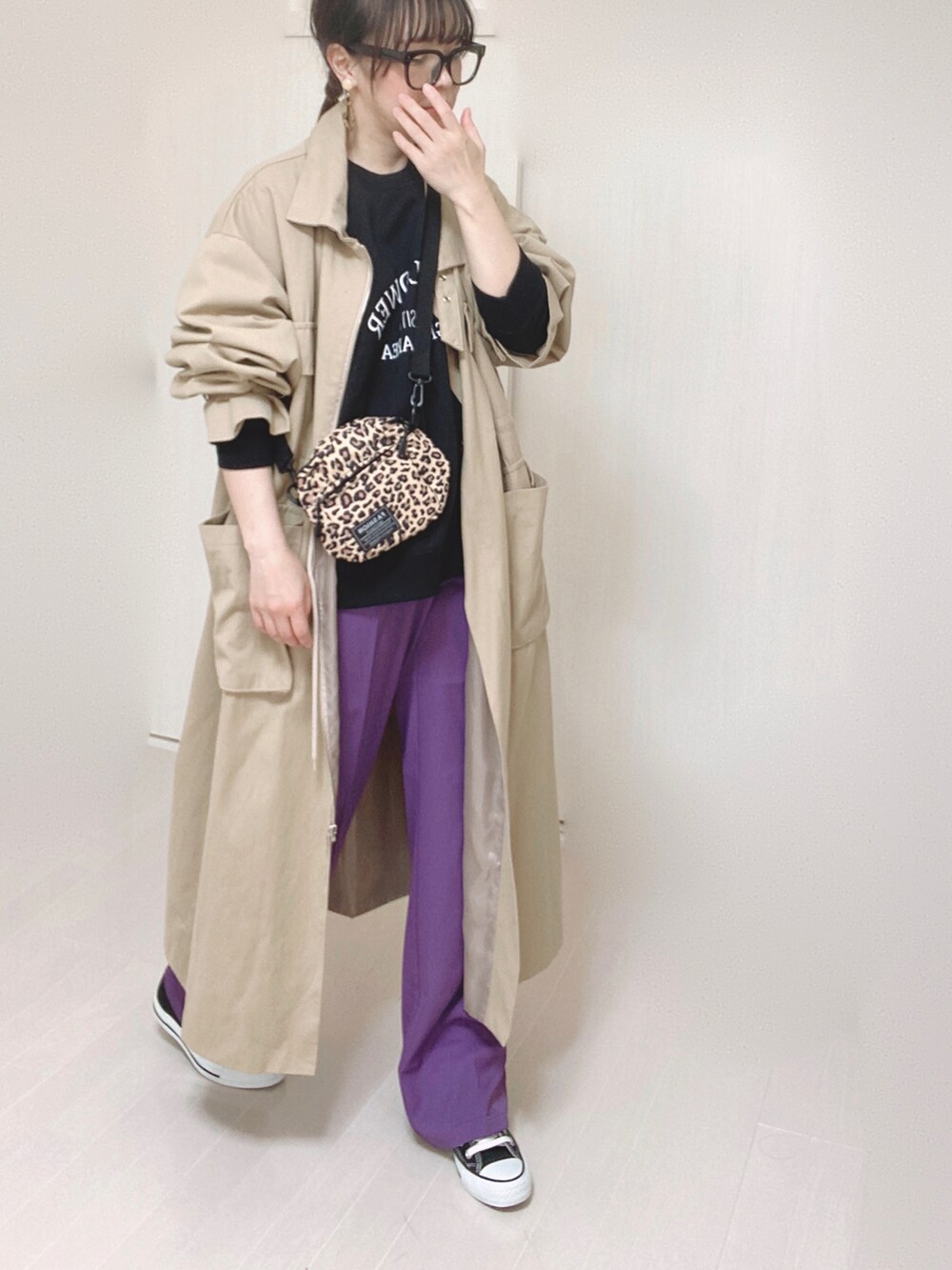 ブラック系のスウェット、パープル系のスラックス、ベージュ系のその他アウターを着用したレディースの秋コーディネートの3枚目の写真