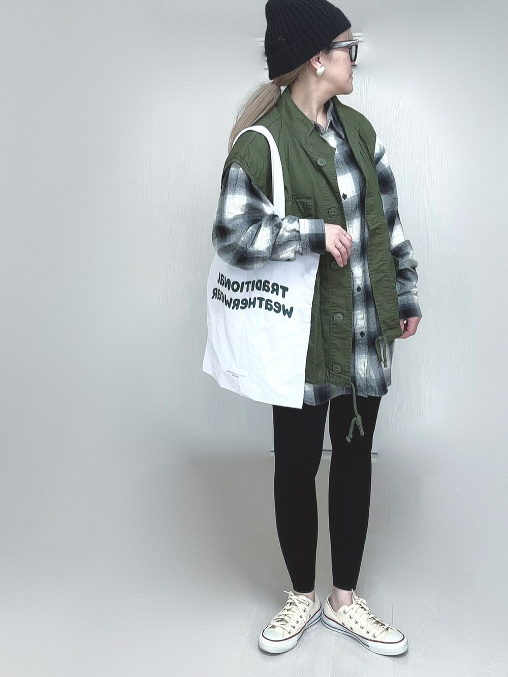 グリーン系のその他アウター、ホワイト系のシャツ/ブラウス、ホワイト系のトートバッグを着用したレディースの春コーディネートの5枚目の写真