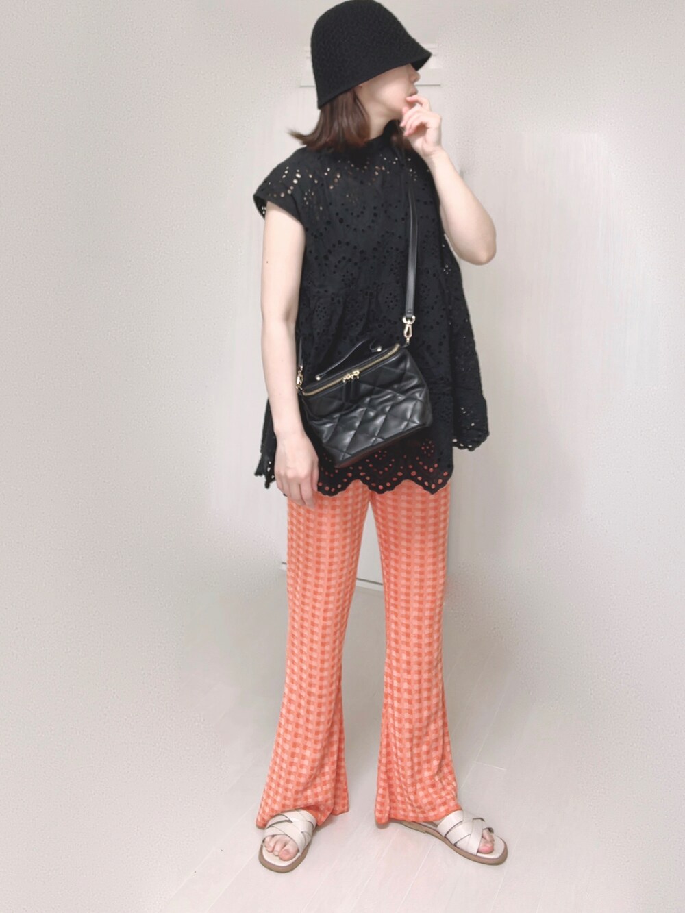 ブラック系のシャツ/ブラウス、オレンジ系のその他パンツ、ホワイト系のトートバッグを着用したレディースの夏コーディネートの3枚目の写真