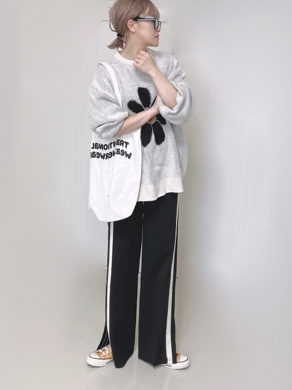 ホワイト系のニット/セーター、ブラック系のその他パンツ、ホワイト系のトートバッグを着用したレディースの夏コーディネートの3枚目の写真