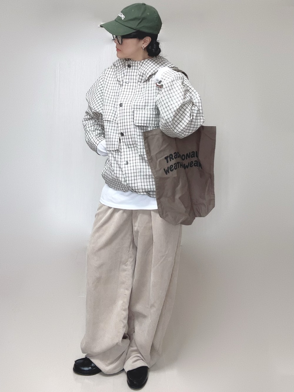 ホワイト系のTシャツ/カットソー、ブラック系のローファー、ホワイト系のパーカーを着用したレディースの春コーディネートの5枚目の写真