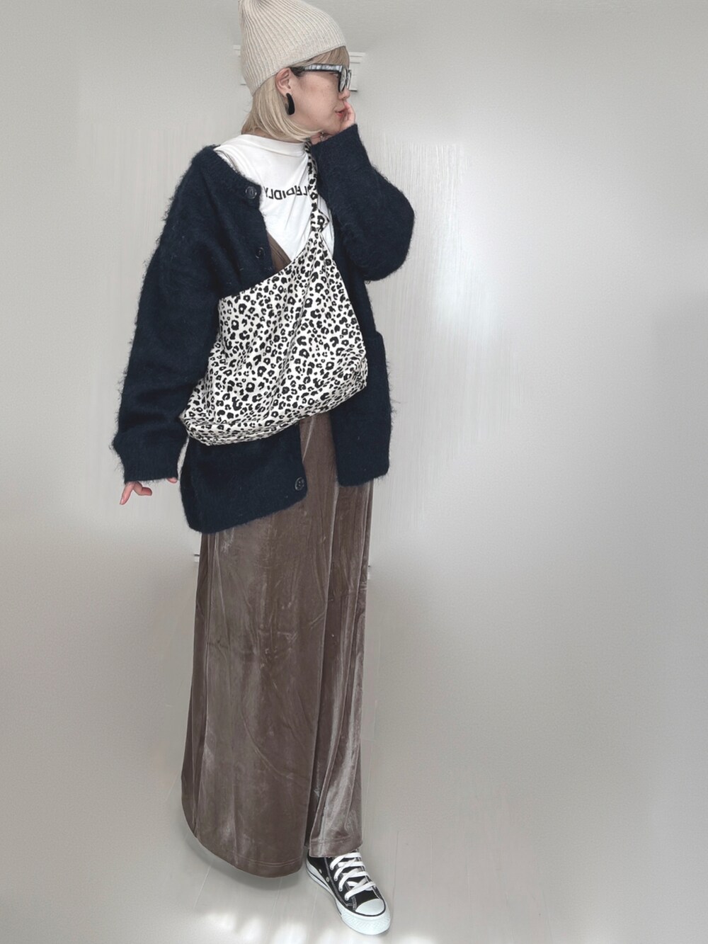 ブルー系のカーディガン/ボレロ、ホワイト系のトートバッグ、ブラウン系のワンピースを着用したレディースの秋コーディネートの4枚目の写真