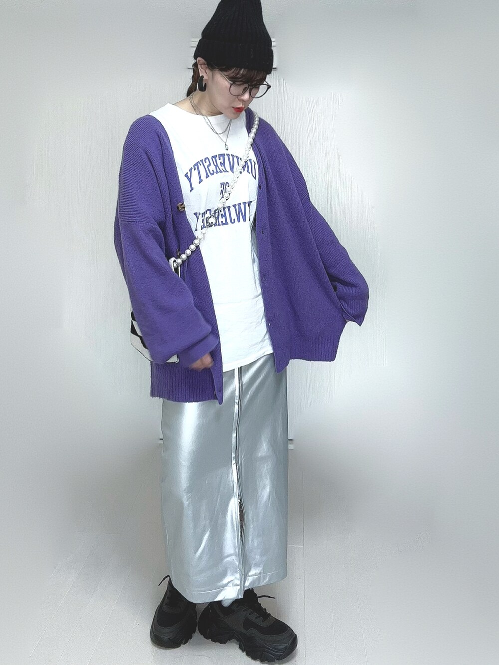 パープル系のカーディガン/ボレロ、ホワイト系のTシャツ/カットソー、ホワイト系のショルダーバッグを着用したレディースの春コーディネートの2枚目の写真