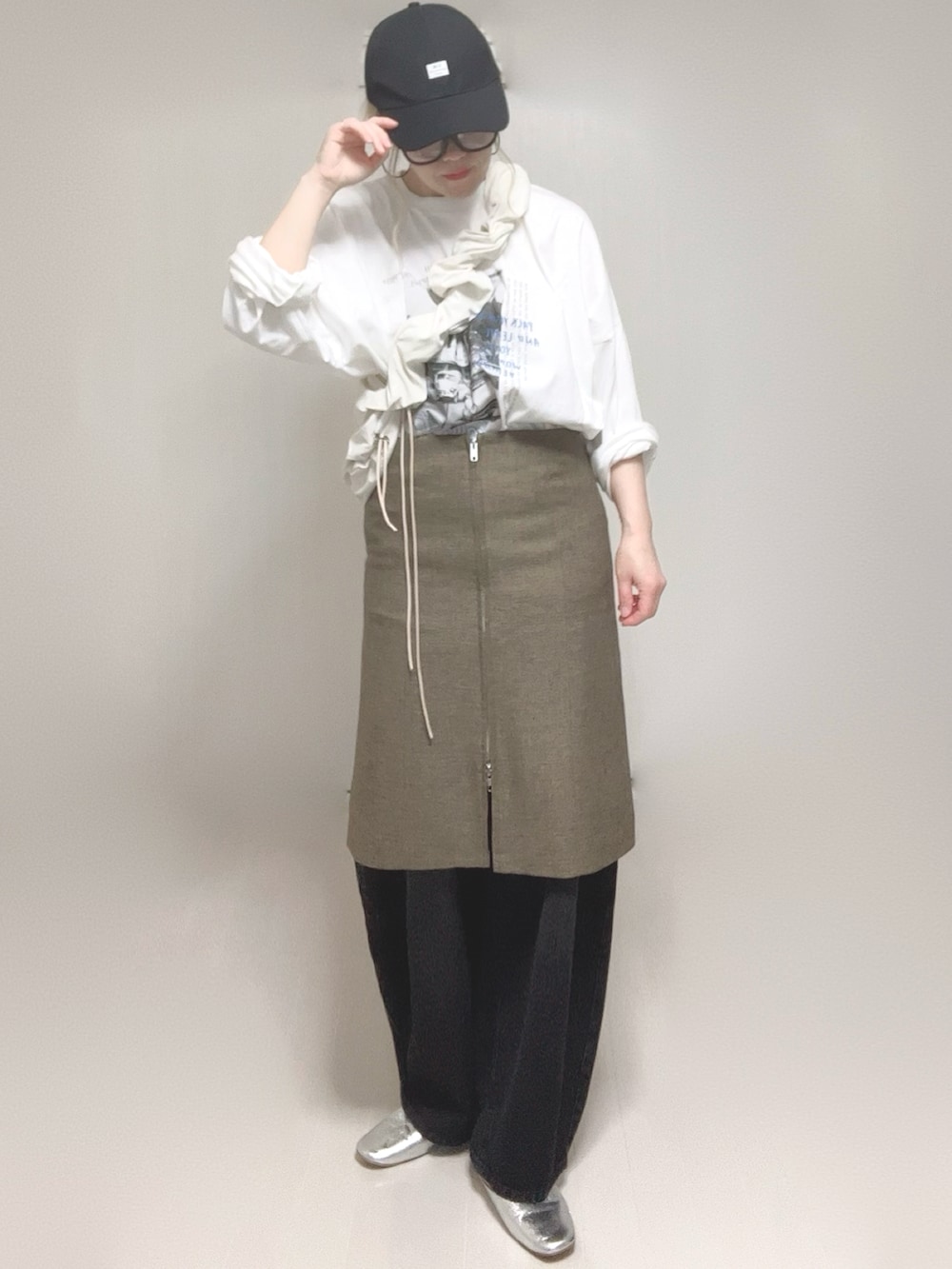 ホワイト系のTシャツ/カットソー、ブラウン系のベスト、ホワイト系のショルダーバッグを着用したレディースの春コーディネートの4枚目の写真