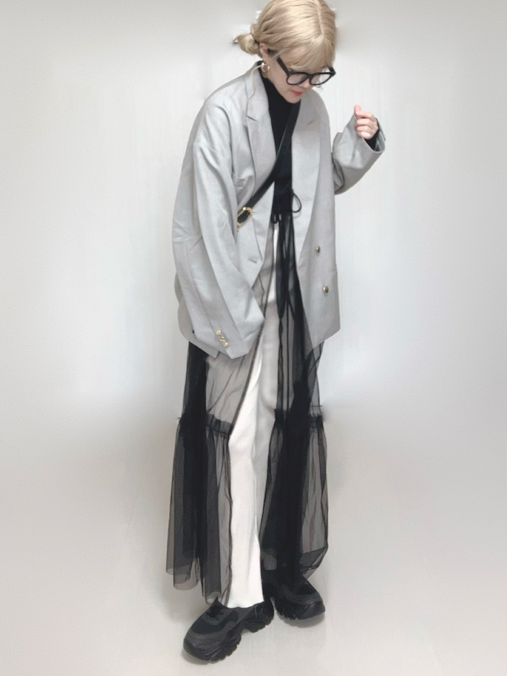 ブラック系のTシャツ/カットソー、グレー系のテーラードジャケット、ホワイト系のその他パンツを着用したレディースの春コーディネートの2枚目の写真